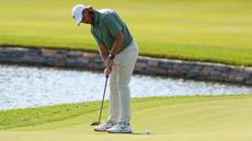 Tommy Fleetwood using the "claw" grip