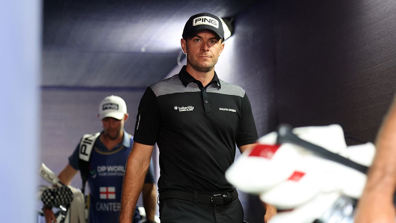 Laurie Canter walks through a tunnel at the DP World Tour Championship